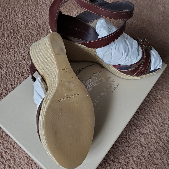 Like new Authentic Burberry Espadrille - Picture 3 of 13